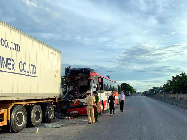 Nghệ An: Xe du lịch đâm vào đuôi xe container, 15 người thương vong ảnh 1