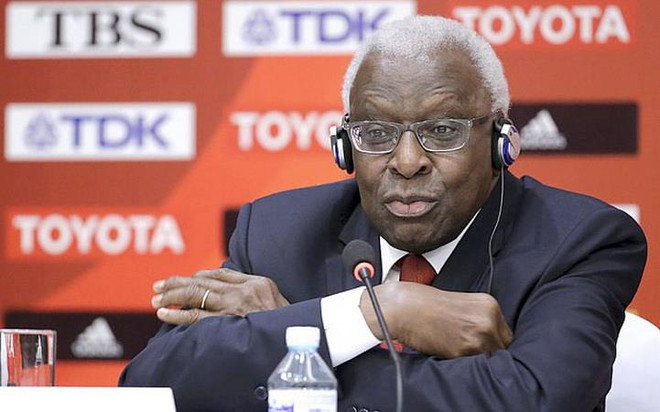 Cựu lãnh đạo Liên đoàn Điền kinh Thế giới Lamine Diack. (Nguồn: telegraph.co.uk) Công tố viên Pháp đề nghị đưa cựu Chủ tịch IAAF và con trai ra xét sử ảnh 1