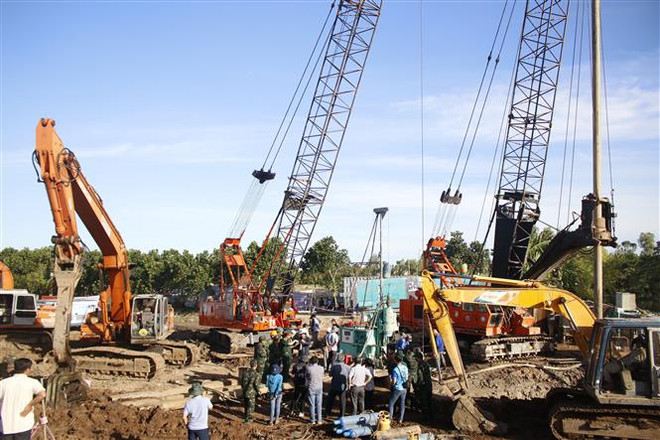 Vụ bé trai rơi vào trụ bêtông: Tiếp tục đưa 2 đoạn cọc lên mặt đất ảnh 1
