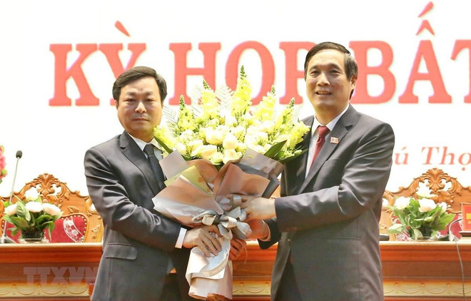 Ông Bùi Minh Châu (phải), Bí thư tỉnh ủy Phú Thọ, tặng hoa chúc mừng ông Bùi Văn Quang. (Ảnh: Trung Kiên/TTXVN) Thủ tướng phê chuẩn bầu Chủ tịch Ủy ban Nhân dân tỉnh Phú Thọ ảnh 1
