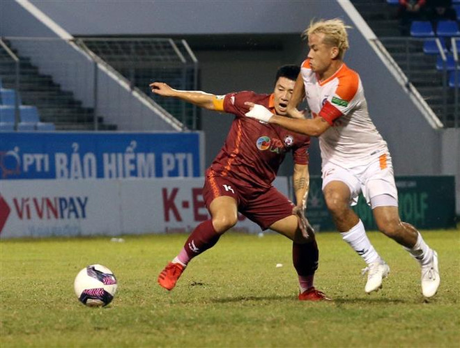 Pha tranh bóng giữa cầu thủ hai đội. (Ảnh: Trần Lê Lâm/TTXVN) V-League 2022: Topenland Bình Định thắng sát nút SHB Đà Nẵng ảnh 1
