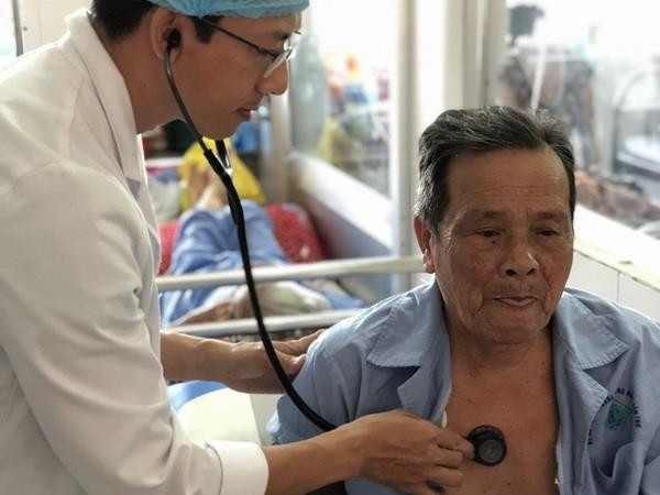 Cần Thơ: Cứu sống bệnh nhân 92 tuổi bị nhồi máu cơ tim cấp ảnh 1