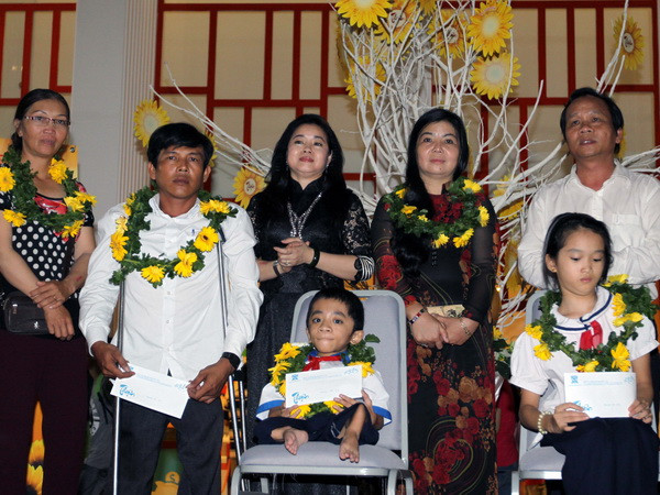 "Sánh bước yêu thương" với các gia đình chiến sỹ biển đảo ảnh 1