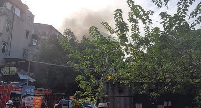 Hà Nội: Giải cứu 4 người bị mắc kẹt trong đám cháy ở khu tập thể ảnh 1