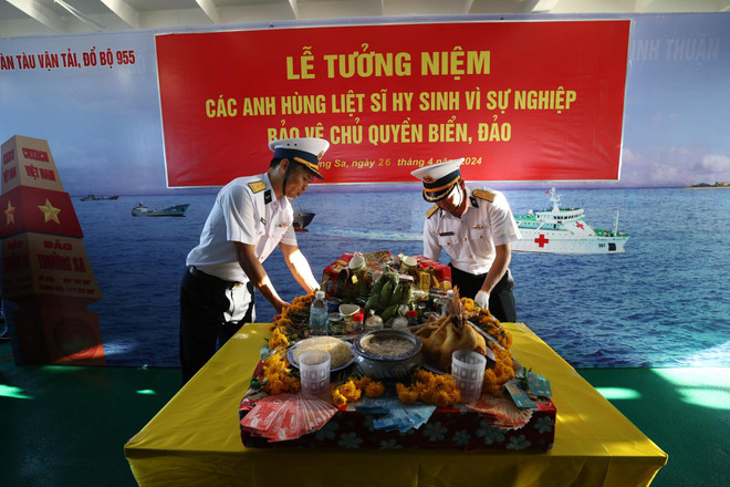 Lễ tưởng niệm các Anh hùng Liệt sỹ hy sinh sự nghiệp bảo vệ chủ quyền biển, đảo Việt Nam. (Ảnh: TTXVN) ttxvn_kieu bao2.jpg
