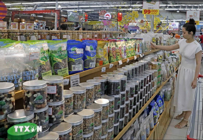 Khách hàng chọn mua hàng trong hệ thống siêu thị bán lẻ. (Ảnh: Trần Việt/TTXVN) sieu thi.JPG