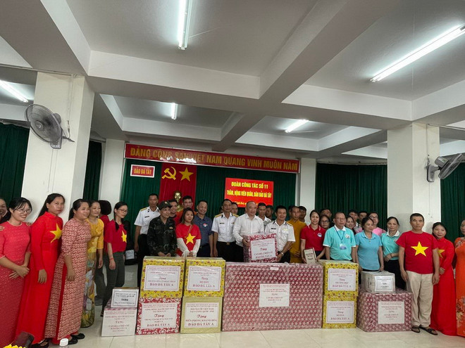 Đoàn công tác số 11 thăm và tặng quà cho quân và dân đảo đá Tây. (Ảnh: TTXVN) ttxvn_kieu bao1.jpg