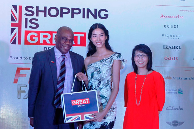 Ông Douglas Barnes trao giải trang phục đẹp cho người mẫu Hoàng Thùy tại lễ khởi động. (Ảnh: Hoàng Hải/Vietnam+) Khởi động chiến dịch quảng bá thời trang Anh Quốc tại Việt Nam ảnh 1