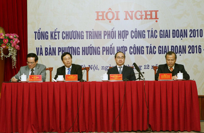 Đoàn Chủ tịch chủ trì hội nghị. (Ảnh: Nguyễn Dân/TTXVN) Cần có chính sách để thu hút nhiều hơn kiều bào trở về quê hương ảnh 1