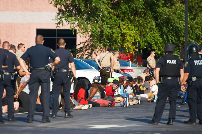 Mỹ dỡ bỏ tình trạng khẩn cấp tại thị trấn điểm nóng Ferguson ảnh 1