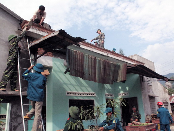 Lốc xoáy làm sập và tốc mái hơn 30 căn nhà tại Hậu Giang ảnh 1