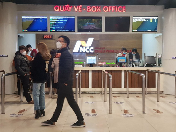 Khán giả mua vé xem phim tại Trung tâm chiếu phim Quốc gia. (Ảnh: Minh Anh/Vietnam+) Ban hành quy định tiêu chí về phân loại phim và cảnh báo phim ảnh 1