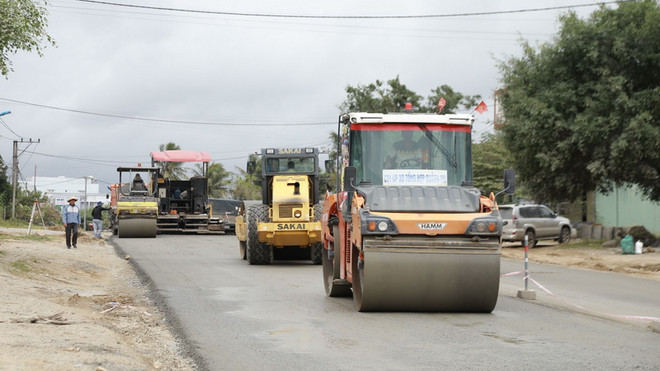Các đơn vị thi công trên tuyến Quốc lộ 19. (Ảnh: Quang Thái/TTXVN) Quốc lộ 19 nối Gia Lai-Bình Định có nguy cơ chậm tiến độ ảnh 1