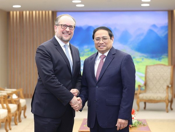 Thủ tướng Phạm Minh Chính tiếp Bộ trưởng Ngoại giao Cộng hòa Áo Alexander Schallenberg. (Ảnh: Dương Giang/TTXVN) Thủ tướng đề nghị Chính phủ Áo ủng hộ thúc đẩy phê chuẩn EVIPA ảnh 1