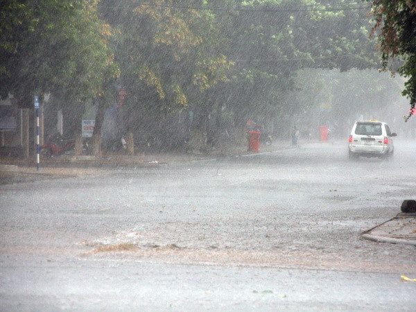 Miền Bắc mưa dông kéo dài, miền Trung nắng nóng dịu dần ảnh 1