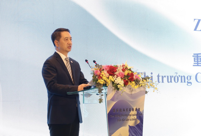 Ông Trịnh Hướng Đông, Phó Thị trưởng thành phố Trùng Khánh (Trung Quốc) phát biểu tại hội nghị. (Ảnh: Xuân Anh/TTXVN) ttxvn_ong Trinh Huong Dong - Trung Khanh-Trungt Qoc.jpg