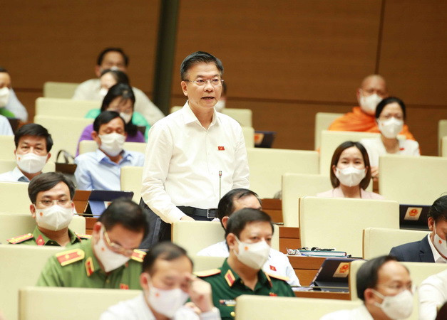 Bộ trưởng Bộ Tư pháp Lê Thành Long giải trình ý kiến của đại biểu Quốc hội. (Ảnh: Phương Hoa/TTXVN) Bộ trưởng Tư pháp: "Ba chìa khóa" kiểm soát các biện pháp chống dịch ảnh 1