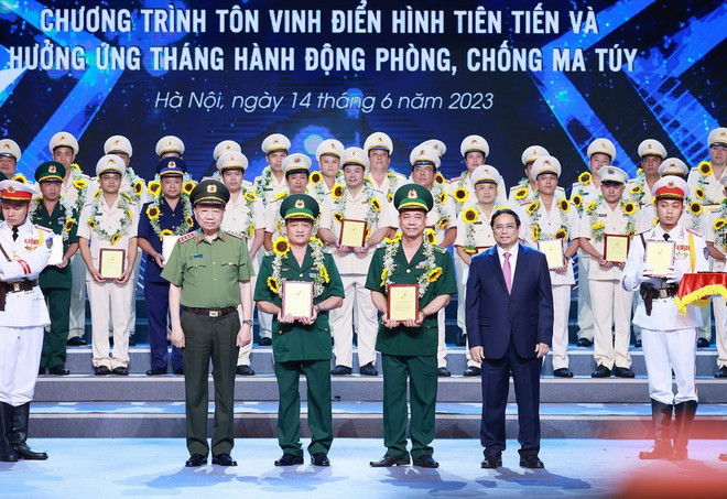 ttxvn_2002_dien hinh tien tien.jpg