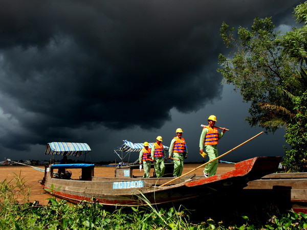 Bắc Bộ ngày nắng nóng, chiều tối có mưa dông và gió giật mạnh ảnh 1