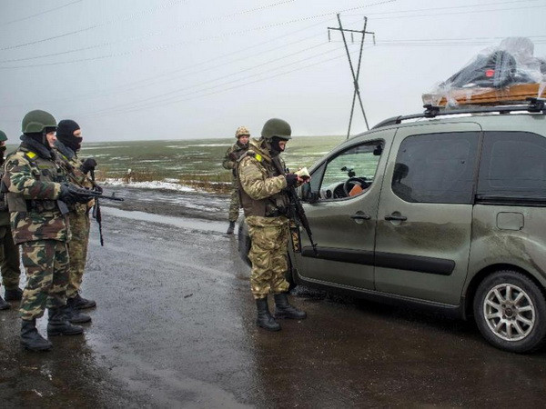 Binh sỹ Ukraine rút khỏi nhà ga mới của sân bay Donetsk ảnh 1