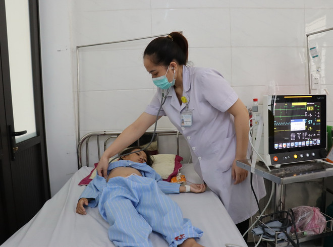Bác sĩ tại Trung tâm y tế huyện Nghi Xuân thăm khám chữa cho bệnh nhi. Ảnh: Hoàng Ngà - TTXVN ttxvn-mo-hinh-trung-tam-tam-y-te-da-chuc-nang-o-ha-tinh-gop-phan-nang-cao-cong-tac-cham-soc-suc-khoe-nhan-dan-1516.jpg
