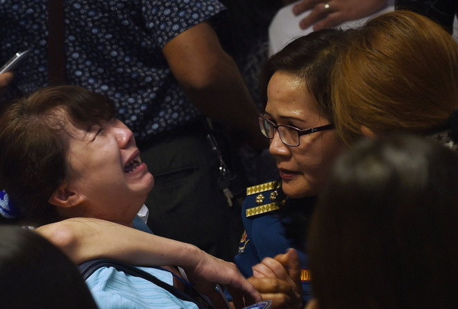 Thời tiết xấu buộc ngừng việc vớt thi thể nạn nhân chuyến bay QZ8501 ảnh 1