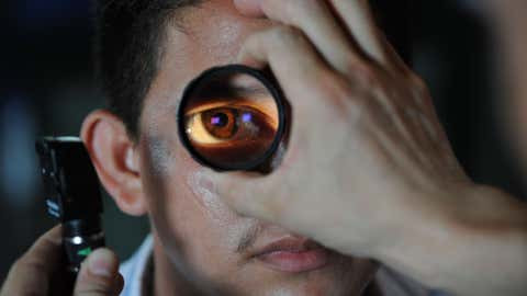 COVID-19 làm tăng nguy cơ xuất hiện cục máu đông ở mắt ảnh 1