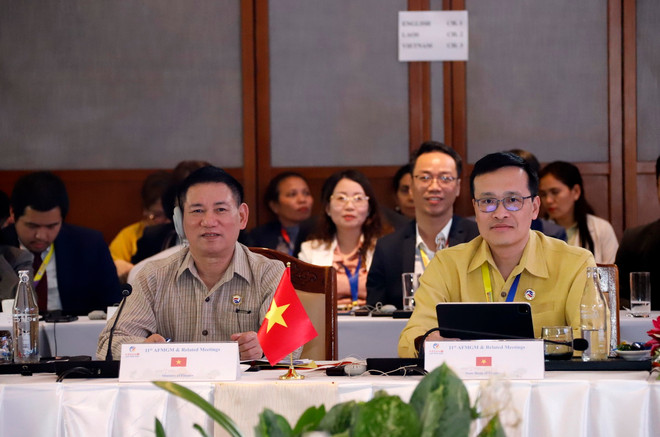 Đoàn đại biểu Việt Nam dự Hội nghị Bộ trưởng Tài chính và Thống đốc Ngân hàng Trung ương ASEAN lần thứ 11. (Ảnh: Phạm Kiên/TTXVN) ttxvn_0504_ASEAN tai chinh (1).jpg