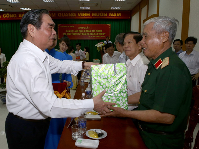 Thường trực Ban Bí thư chúc Tết tướng lĩnh, cán bộ hưu Cần Thơ ảnh 1