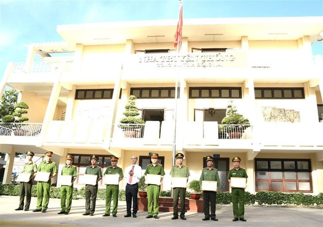 Khen thưởng vụ giải cứu bé gái 5 tuổi rơi xuống hố cọc ép sâu 15m ảnh 2