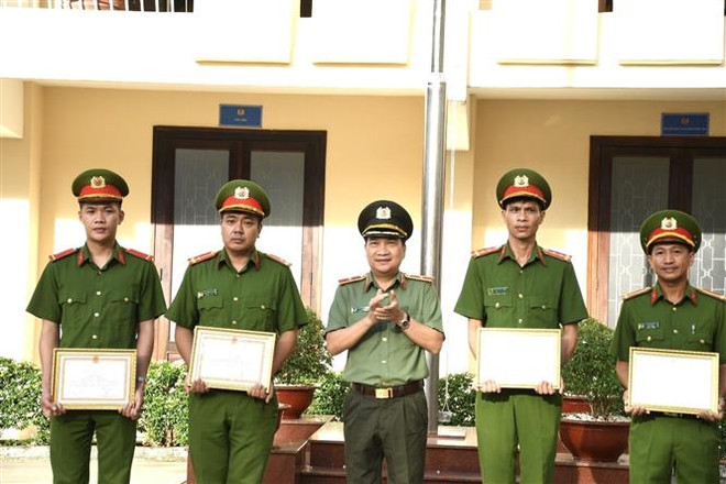 Khen thưởng vụ giải cứu bé gái 5 tuổi rơi xuống hố cọc ép sâu 15m ảnh 1