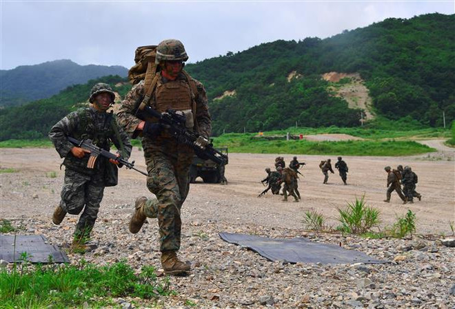 Binh sỹ tham gia diễn tập tại căn cứ quân sự ở cảng Pohang, miền Đông Nam Hàn Quốc. (Ảnh: AFP/TTXVN) Hàn Quốc và Mỹ tổ chức Đối thoại Quốc phòng lần thứ 17 ảnh 1