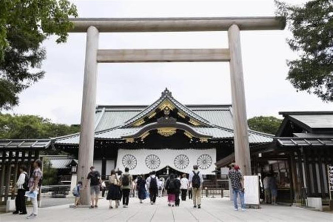 Người dân viếng đền Yasukuni ở thủ đô Tokyo, Nhật Bản. (Ảnh: Kyodo/TTXVN) Thủ tướng Nhật Bản Abe Shinzo gửi đồ lễ viếng đền Yasukuni ảnh 1