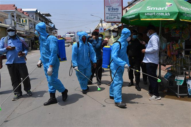 Phun thuốc khử trùng nhằm ngăn chặn sự lây lan của dịch COVID-19 tại tỉnh Kandal, Campuchia. (Ảnh: AFP/TTXVN) Indonesia cấm tổ chức 'cuộc di cư truyền thống' sau tháng lễ Ramadan ảnh 2