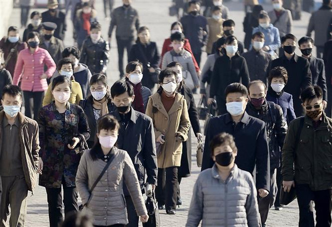 Người dân đeo khẩu trang phòng tránh lây nhiễm COVID-19 tại Bình Nhưỡng, Triều Tiên. (Ảnh: Yonhap/TTXVN) Báo Triều Tiên kêu gọi người dân nâng cao cảnh giác với COVID-19 ảnh 1