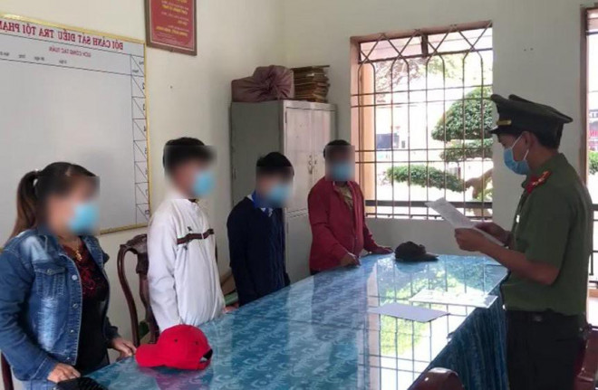 Công an tỉnh Lâm Đồng tống đạt quyết định xử phạt vi phạm hành chính đối với 3 trường hợp chỉnh sửa, phát tán văn bản giả mạo trên mạng xã hội. (Nguồn: Phòng An ninh Chính trị nội bộ tỉnh Lâm Đồng) Lâm Đồng: Phạt hành chính 3 học sinh làm giả, phát tán văn bản hỏa tốc ảnh 1