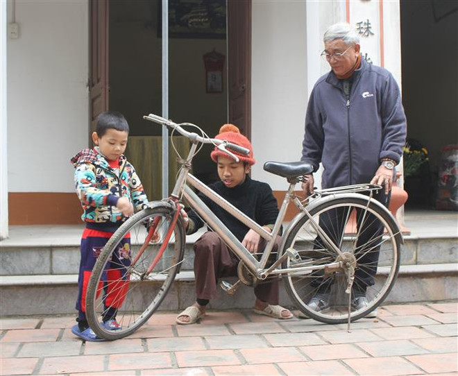 Cựu binh biến phế liệu thành xe đạp tặng học sinh nghèo ảnh 2