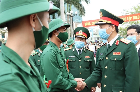 Lãnh đạo Bộ tư lệnh Quân khu 4 động viên, thăm hỏi tân binh. (Ảnh: Bích Huệ/TTXVN) Quân khu 4 tổ chức giao nhận quân nhanh gọn, an toàn, tiết kiệm ảnh 1