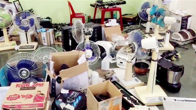 Số hàng hóa đã qua sử dụng, không hóa đơn, chứng từ bị lực lượng chức năng thu giữ. (Ảnh: Công Mạo/TTXVN) An Giang: Thu giữ trên 1.100 sản phẩm, hơn 1,3 tấn hàng không hóa đơn ảnh 1
