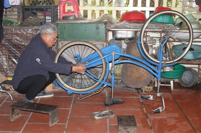 Cựu binh biến phế liệu thành xe đạp tặng học sinh nghèo ảnh 1
