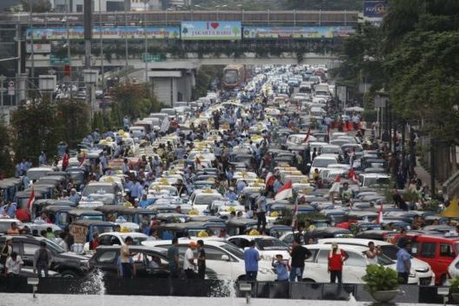 Biểu tình lớn của tài xế taxi ở Jakarta gây ngưng trệ giao thông ảnh 1
