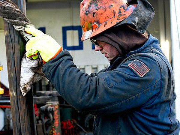 Giá dầu thế giới giảm trong khi khai thác dầu mỏ ở Mỹ tăng cao ảnh 1