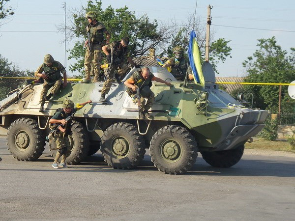 Lực lượng binh sỹ Ukraine. (Nguồn: AP) Ukraine: Nhóm tiếp xúc đạt thỏa thuận ngừng bắn thứ 9 ở Donbass ảnh 1