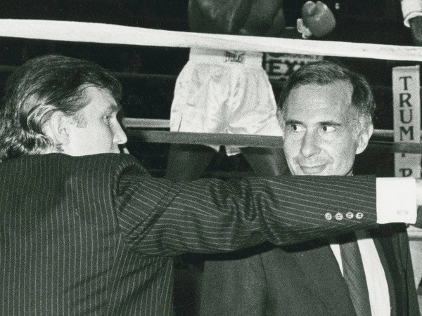 Doanh nhân Donald Trump và Carl Icahn đã tham dự một trận đấu quyền Anh 1988 giữa Mike Tyson và Michael Spinks tại Thành phố Atlantic, N.J. (Nguồn: Getty Images) Tổng thống đắc cử Mỹ chọn tỷ phú Carl Icahn làm cố vấn pháp lý ảnh 1