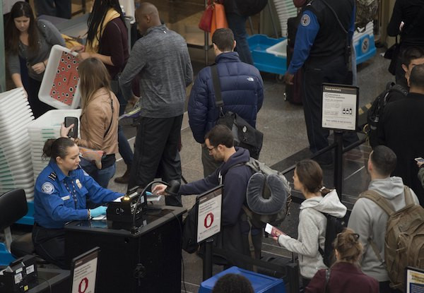 Mỹ tuyên bố lệnh cấm nhập cảnh áp dụng với cả người có "thẻ xanh" ảnh 1