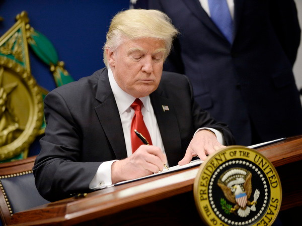 Tổng thống Mỹ áp đặt giới hạn vận động hành lang với các quan chức ảnh 1