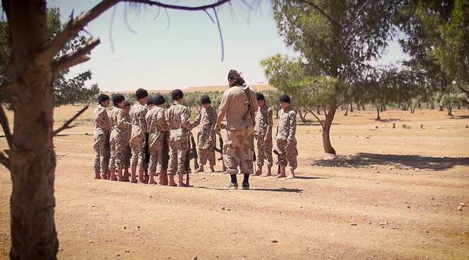 "Đạo quân trẻ mồ côi" của IS tung video dọa báo thù gây sốc ảnh 3