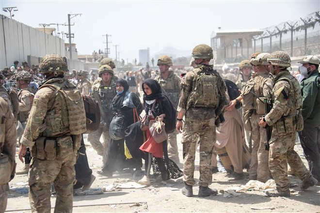 Binh sỹ Anh và binh sỹ Mỹ gác tại sân bay Kabul, Afghanistan. (Ảnh: AFP/TTXVN) Nga và Pakistan kêu gọi Afghanistan thúc đẩy đối thoại nội bộ ảnh 1