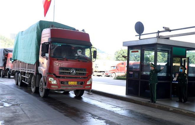 Dịch bệnh COVID-19: Nông sản qua các cửa khẩu vẫn ì ạch ảnh 1