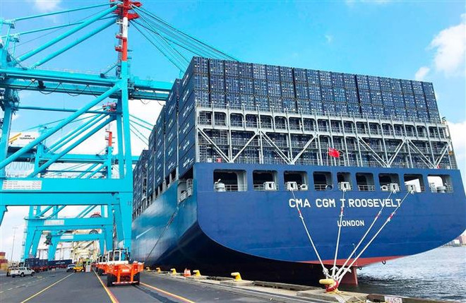 Tàu chở hàng hóa xuất nhập khẩu tại cảng Port Elizabeth của Nam Phi. (Ảnh: Phi Hùng/TTXVN) Các thị trường mới nổi sẽ định hình châu Phi năm 2020 ảnh 1